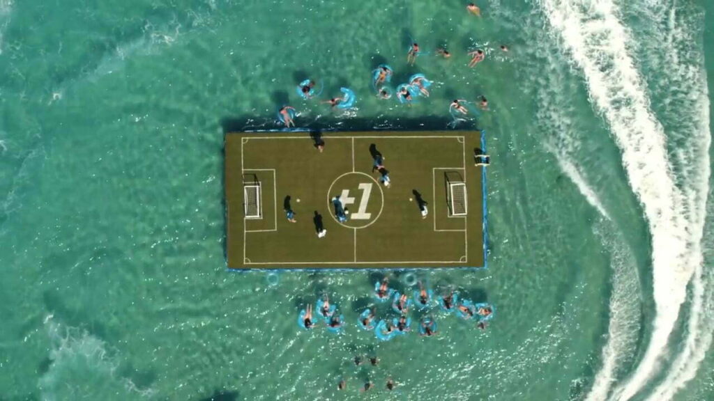 Denizin Ortasında Futbol Maçı