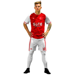 forma yaptırma kırmızı beyaz geometrik futbol forması ön görünüm sponsor baskılı model üzerinde