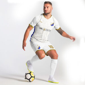 Gold Dream futbol forması sporcu üzerinde, profesyonel takım forması giyen futbolcu